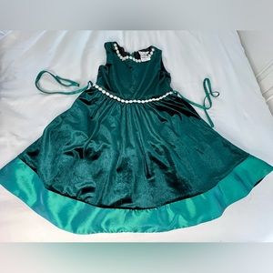 Rare Editions green velvet dress. Size: 8